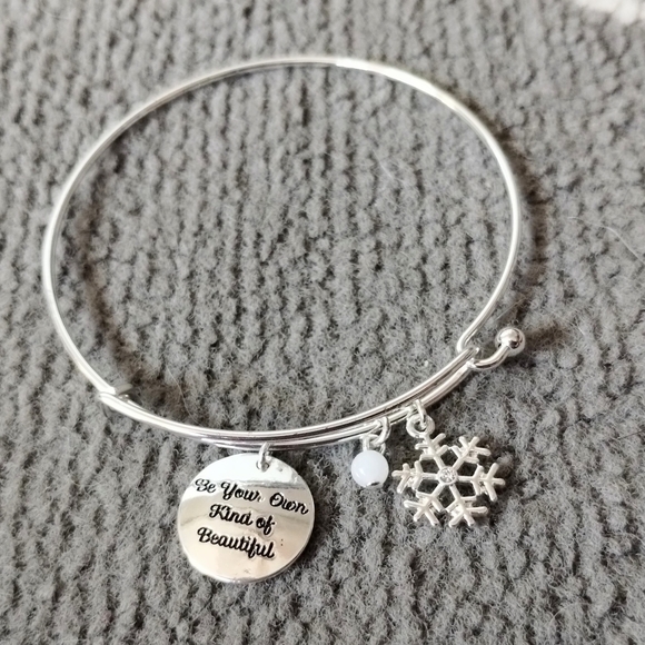 Avon Precious Charms Christmas Time Winter Themed Snowflake Bangle Bracelet - Picture 14 of 16